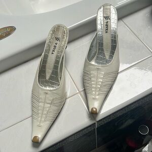 V.BVKA Beautiful Vintage Shoes Size 35 - Color Off White with a Tan Tip